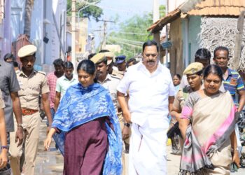 தூத்துக்குடியில் மழை வெள்ளம் பாதித்த பகுதிகளில் கனிமொழி எம்.பி அமைச்சர் கீதாஜீவன் பார்வையிட்டு நிவராண உதவி வழங்கினார்கள்.  