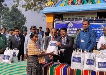 ஐ.ஓ.பி நிர்வாக இயக்குனர் காலான்கரை கிராம மக்களுக்கு நிவாரணங்களை வழங்கினார்.