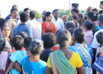 தூத்துக்குடியில் மழை வெள்ளம் பாதித்த பகுதிகளில் அமைச்சர் கீதாஜீவன் பொதுமக்களிடம் குறைகளை கேட்டறிந்தார்.  