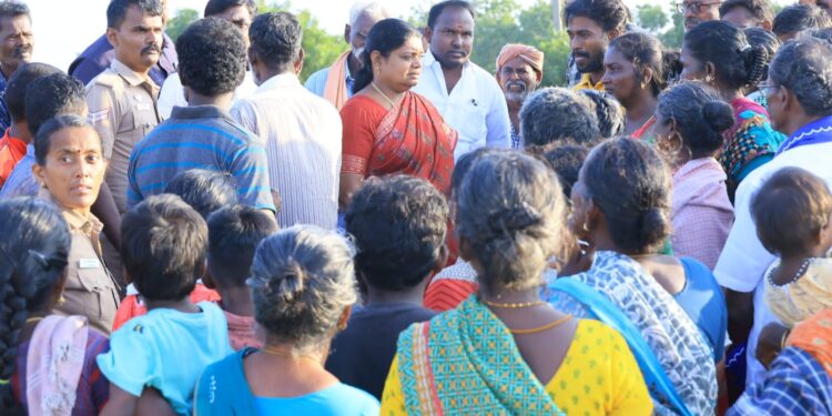 தூத்துக்குடியில் மழை வெள்ளம் பாதித்த பகுதிகளில் அமைச்சர் கீதாஜீவன் பொதுமக்களிடம் குறைகளை கேட்டறிந்தார்.