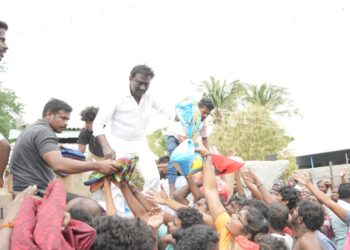 தூத்துக்குடியில் வெள்ள நீரில் பாதிக்கப்பட்ட மக்களுக்கு நிவாரண உதவிகளை ஜோயல் வழங்கினார்.