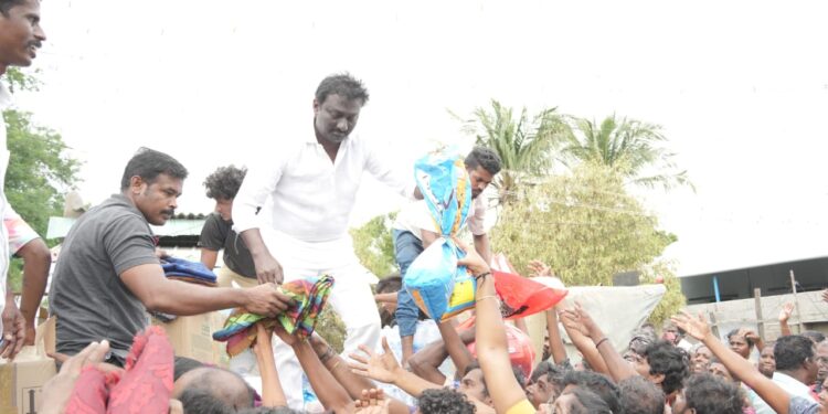 தூத்துக்குடியில் வெள்ள நீரில் பாதிக்கப்பட்ட மக்களுக்கு நிவாரண உதவிகளை ஜோயல் வழங்கினார்.