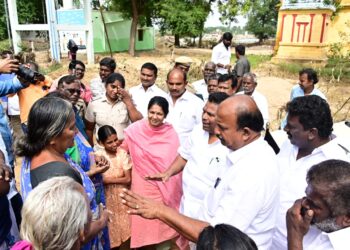 வெள்ளப் பாதிப்பை ஆய்வு செய்த இடத்தில் கண் பார்வை குறைபாடுள்ள சிறுமியைக் கண்ட கனிமொழி கருணாநிதி, மருத்துவச் சிகிச்சைக்கு உறுதியளித்தார்