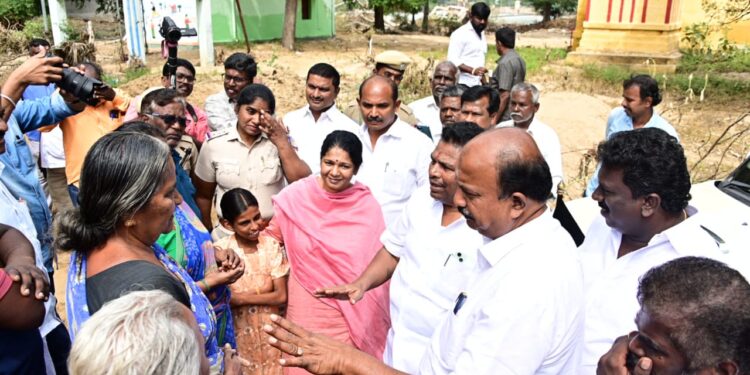 வெள்ளப் பாதிப்பை ஆய்வு செய்த இடத்தில் கண் பார்வை குறைபாடுள்ள சிறுமியைக் கண்ட கனிமொழி கருணாநிதி, மருத்துவச் சிகிச்சைக்கு உறுதியளித்தார்