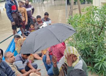 தூத்துக்குடி மழை வெள்ளத்தால் பாதிக்கப்பட்டவர்களை உடனடியாக மீனவர்களின் படகு மூலம் மீட்க உத்தரவிட்ட அமைச்சர் கீதாஜீவன் – பொதுமக்கள் நெஞ்சார்ந்த நன்றி!!!