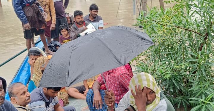 தூத்துக்குடி மழை வெள்ளத்தால் பாதிக்கப்பட்டவர்களை உடனடியாக மீனவர்களின் படகு மூலம் மீட்க உத்தரவிட்ட அமைச்சர் கீதாஜீவன் – பொதுமக்கள் நெஞ்சார்ந்த நன்றி!!!