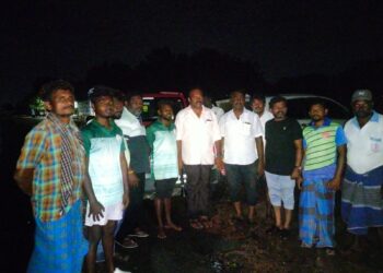 தூத்துக்குடி மழை வெள்ளத்தால் பாதிக்கப்பட்டவர்களை உடனடியாக மீனவர்களின் படகு மூலம் மீட்க உத்தரவிட்ட அமைச்சர் கீதாஜீவன் – பொதுமக்கள் நெஞ்சார்ந்த நன்றி!!!