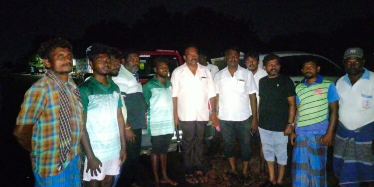 தூத்துக்குடி மழை வெள்ளத்தால் பாதிக்கப்பட்டவர்களை உடனடியாக மீனவர்களின் படகு மூலம் மீட்க உத்தரவிட்ட அமைச்சர் கீதாஜீவன் – பொதுமக்கள் நெஞ்சார்ந்த நன்றி!!!