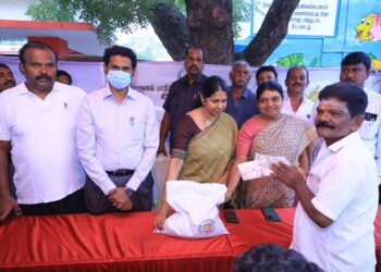 தூத்துக்குடியில் ரூ.6000 வெள்ள நிவாரண உதவி தொகை வழங்கும் திட்டத்தை கனிமொழி எம்.பி தொடங்கி வைத்தார்.