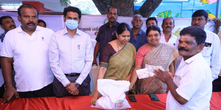 தூத்துக்குடியில் ரூ.6000 வெள்ள நிவாரண உதவி தொகை வழங்கும் திட்டத்தை கனிமொழி எம்.பி தொடங்கி வைத்தார்.