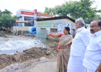 தூத்துக்குடியில் மழை வெள்ளம் பாதித்த பகுதிகளில் அமைச்சர்கள் கீதாஜீவன், ஐ.பெரியசாமி, சக்கரபாணி பார்வையிட்டனர்.