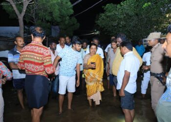 தூத்துக்குடியில் வெள்ள பாதிப்பு பகுதியில் இரவிலும் அமைச்சர் கீதாஜீவன் ஓய்வின்றி ஆய்வு!!!