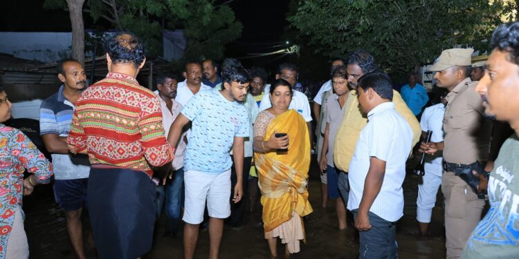 தூத்துக்குடியில் வெள்ள பாதிப்பு பகுதியில் இரவிலும் அமைச்சர் கீதாஜீவன் ஓய்வின்றி ஆய்வு!!!