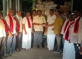 தூத்துக்குடி வடக்கு மாவட்ட மதிமுக சார்பில் ரூ. 2 லட்சம் மதிப்பிலான வெள்ள நிவாரண பொருட்களை மேயர் ஜெகன் பெரியசாமியிடம் வழங்கினார்கள்