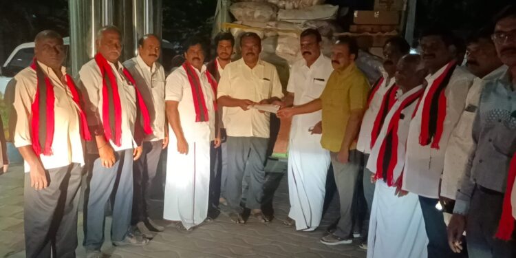 தூத்துக்குடி வடக்கு மாவட்ட மதிமுக சார்பில் ரூ. 2 லட்சம் மதிப்பிலான வெள்ள நிவாரண பொருட்களை மேயர் ஜெகன் பெரியசாமியிடம் வழங்கினார்கள்