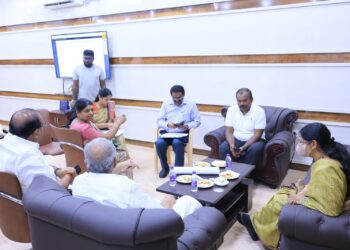 தூத்துக்குடியில் மழை வெள்ளம் குறித்து மாநகராட்சியில் கனிமொழி எம்.பி, அமைச்சர்கள் கீதாஜீவன், ஐ.பெரியசாமி, சக்கரபாணி, மேயர் ஜெகன் பெரியசாமி ஆலோசனை