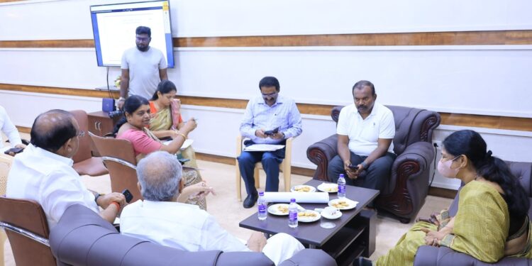 தூத்துக்குடியில் மழை வெள்ளம் குறித்து மாநகராட்சியில் கனிமொழி எம்.பி, அமைச்சர்கள் கீதாஜீவன், ஐ.பெரியசாமி, சக்கரபாணி, மேயர் ஜெகன் பெரியசாமி ஆலோசனை