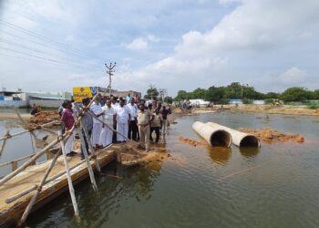 அதிகன மழையால் புரட்டிப் போடப்பட்ட மாப்பிள்ளையூரணி ஊராட்சி பகுதி : தமிழக முதல்வர் உத்திரவால்  3 அமைச்சர்கள்   முகாமிட்டு  நேரில் ஆய்வு!!  எம்.எல்.ஏ சண்முகையா, பஞ்சாயத்து தலைவர் சரவணகுமார் ஆகியோர் உடன் இருந்தனர்.