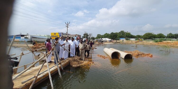 அதிகன மழையால் புரட்டிப் போடப்பட்ட மாப்பிள்ளையூரணி ஊராட்சி பகுதி : தமிழக முதல்வர் உத்திரவால் 3 அமைச்சர்கள் முகாமிட்டு நேரில் ஆய்வு!! எம்.எல்.ஏ சண்முகையா, பஞ்சாயத்து தலைவர் சரவணகுமார் ஆகியோர் உடன் இருந்தனர்.
