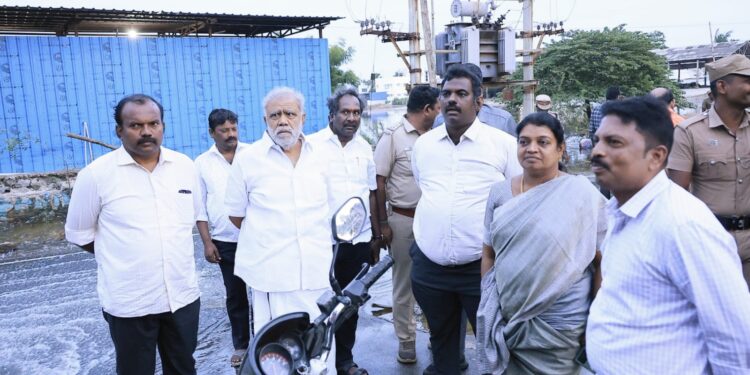 தூத்துக்குடியில் மழை வெள்ளம் பாதித்த பகுதிகளில் அமைச்சர்கள் கீதாஜீவன், ஐ.பெரியசாமி, மேயர் ஜெகன் பெரியசாமி ஆய்வு