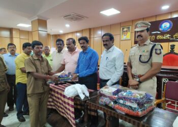 தூத்துக்குடி மாநகராட்சியில் பணி செய்த தூய்மை பணியாளர்களுக்கு கிப்ட் பேக் மேயர் ஜெகன் பெரியசாமி வழங்கினார்.