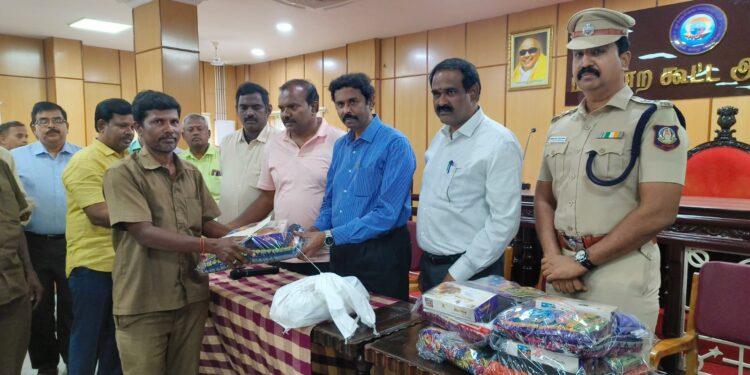 தூத்துக்குடி மாநகராட்சியில் பணி செய்த தூய்மை பணியாளர்களுக்கு கிப்ட் பேக் மேயர் ஜெகன் பெரியசாமி வழங்கினார்.