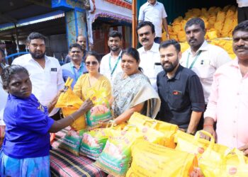 தூத்துக்குடியில் மழை வெள்ளம் பாதித்த பகுதிகளில் ஆய்வு மேற்கொண்டு அமைச்சர் கீதாஜீவன் நிவாரண பொருட்கள் வழங்கினார்.  