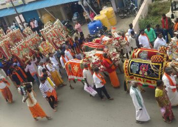 ஓசூரில் கனகதாசர் 536 ஆம் ஆண்டு ஜெயந்தி விழா கோலாகலம்: தலையில் தேங்காய்கள் உடைத்து, பக்தர்கள் நேர்த்திக்கடன் செலுத்தினர்.