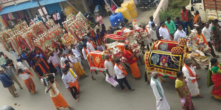 ஓசூரில் கனகதாசர் 536 ஆம் ஆண்டு ஜெயந்தி விழா கோலாகலம்: தலையில் தேங்காய்கள் உடைத்து, பக்தர்கள் நேர்த்திக்கடன் செலுத்தினர்.