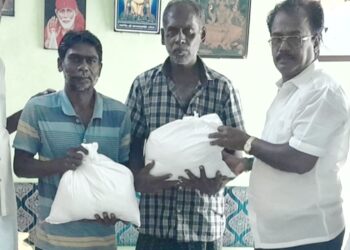 தூத்துக்குடியில் காங்கிரஸ் சார்பில் வெள்ளம் பாதித்த பகுதியில் நிவாரண பொருட்களை  சி. எஸ். முரளிதரன் வழங்கினார்கள்.