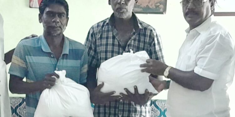 தூத்துக்குடியில் காங்கிரஸ் சார்பில் வெள்ளம் பாதித்த பகுதியில் நிவாரண பொருட்களை சி. எஸ். முரளிதரன் வழங்கினார்கள்.