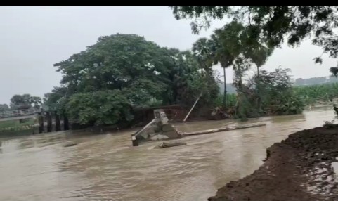 குலையன்கரில் குளம் உடைப்பு – உணவின்றி பொதுமக்கள் தவிப்பு