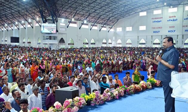 நாலுமாவடி இயேசு விடுவிக்கிறார் தேவனுடைய கூடாரத் தில் புத்தாண்டு வாக்குத்தத்த கூட்டம் நடைபெற்றது. சகோ மோகன் சி. லாசரஸ் புத்தாண்டு வாக்குத்தத்த செய்தியை கொடுத்தார்.