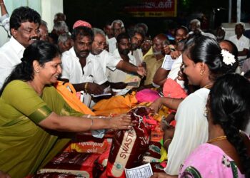 விளாத்திகுளத்தில் மழை வெள்ளத்தால் பாதிக்கப்பட்ட குடும்பங்களுக்கு நிவாரணப் பொருட்களை கனிமொழி எம்.பி வழங்கினார்.