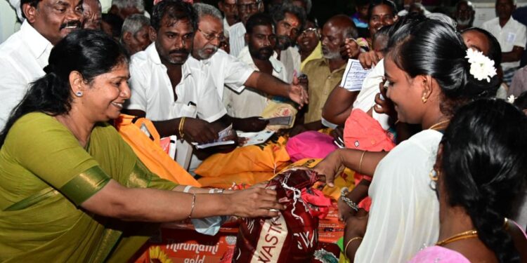 விளாத்திகுளத்தில் மழை வெள்ளத்தால் பாதிக்கப்பட்ட குடும்பங்களுக்கு நிவாரணப் பொருட்களை கனிமொழி எம்.பி வழங்கினார்.