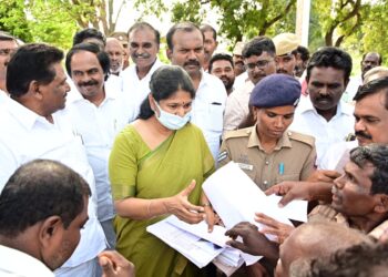 கனிமொழி எம்.பி மழை வெள்ளத்தால் பாதிக்கப்பட்ட விவசாயிகளை நேரில் சந்தித்து கோரிக்கை மனுக்களைப் பெற்றார்