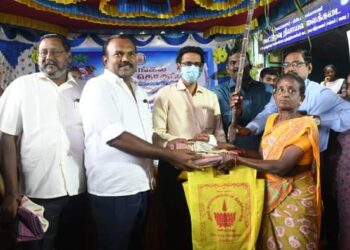 தூத்துக்குடியில் ரேசன் கடை மூலம் பொங்கல் தொகுப்பு பொருட்களை கலெக்டர் லெட்சுமிபதி, மேயர் ஜெகன் பெரியசாமி வழங்கினார்கள்