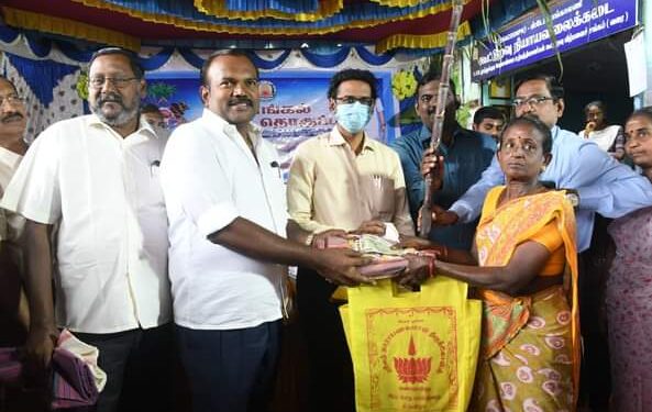 தூத்துக்குடியில் ரேசன் கடை மூலம் பொங்கல் தொகுப்பு பொருட்களை கலெக்டர் லெட்சுமிபதி, மேயர் ஜெகன் பெரியசாமி வழங்கினார்கள்