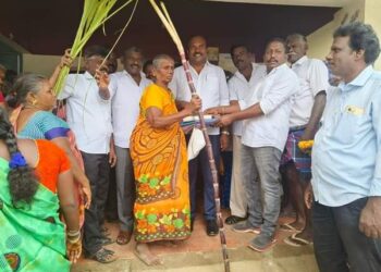 தூத்துக்குடியில் ரேசன் கடை மூலம் பொங்கல் தொகுப்பு பொருட்களை கலெக்டர் லெட்சுமிபதி, மேயர் ஜெகன் பெரியசாமி வழங்கினார்கள்