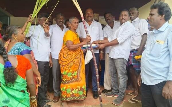 தூத்துக்குடியில் ரேசன் கடை மூலம் பொங்கல் தொகுப்பு பொருட்களை கலெக்டர் லெட்சுமிபதி, மேயர் ஜெகன் பெரியசாமி வழங்கினார்கள்