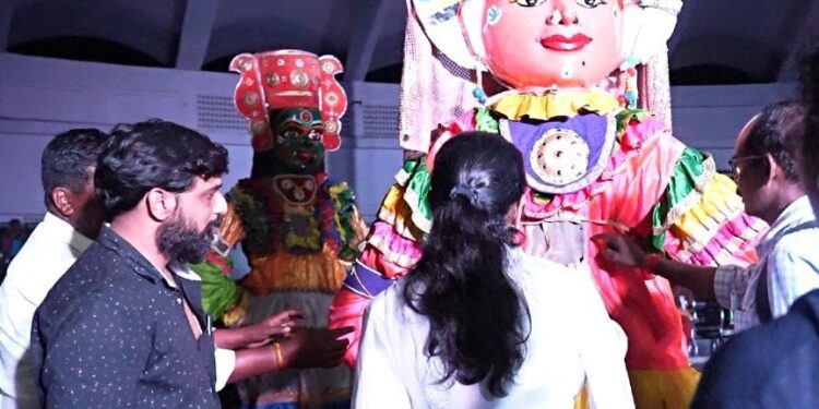 சென்னை சங்கமம்-நம்ம ஊரு திருவிழா நிகழ்ச்சி ஒத்திகை: கிராமியக் கலைஞர்களுடன் உரையாடிய கனிமொழி எம்.பி