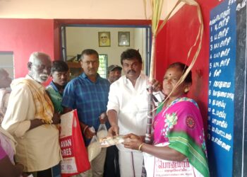 மு.வேலாயுதபுரம் மற்றும் குறுக்குச்சாலை நியாயவிலை கடைகளில் பொங்கல் தொகுப்பினை ஓட்டப்பிடாரம் ஊராட்சி ஒன்றிய குழு துணை தலைவர் வே.காசிவிஸ்வநாதன் வழங்கினார்