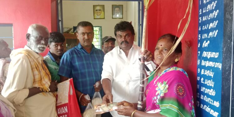 மு.வேலாயுதபுரம் மற்றும் குறுக்குச்சாலை நியாயவிலை கடைகளில் பொங்கல் தொகுப்பினை ஓட்டப்பிடாரம் ஊராட்சி ஒன்றிய குழு துணை தலைவர் வே.காசிவிஸ்வநாதன் வழங்கினார்