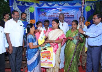 தூத்துக்குடியில் ரேசன் கடை மூலம் பொங்கல் தொகுப்பு பொருட்களை அமைச்சர் கீதாஜீவன் வழங்கினார்.