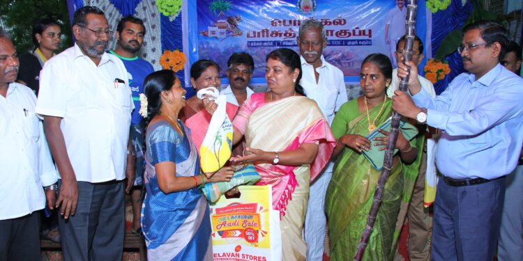 தூத்துக்குடியில் ரேசன் கடை மூலம் பொங்கல் தொகுப்பு பொருட்களை அமைச்சர் கீதாஜீவன் வழங்கினார்.