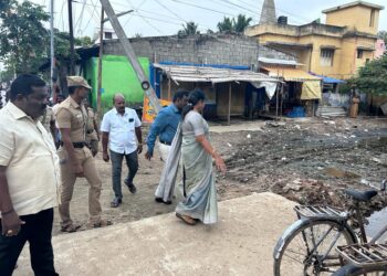 தூத்துக்குடியில் மழை வெள்ளம் பாதித்த பகுதிகளில் அமைச்சர் கீதாஜீவன் ஆய்வு