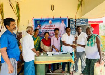 மாப்பிள்ளையூரணி பகுதியில் நியாயவிலை கடைகளில் பொங்கல் பரிசு தொகுப்பினை ஊராட்சி மன்ற தலைவர் சரவணக்குமார் வழங்கினார்