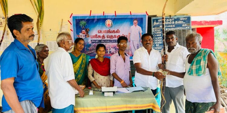 மாப்பிள்ளையூரணி பகுதியில் நியாயவிலை கடைகளில் பொங்கல் பரிசு தொகுப்பினை ஊராட்சி மன்ற தலைவர் சரவணக்குமார் வழங்கினார்