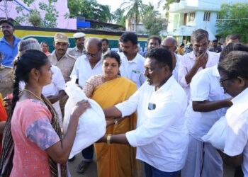 தூத்துக்குடி மழை வெள்ளத்தின் போது அனைவருக்கும் இல்லந்தோறும் அரிசி, உள்ளம் தோறும் மகிழ்ச்சி, அமைச்சர் கீதாஜீவனுக்கு பொதுமக்கள் பாராட்டு