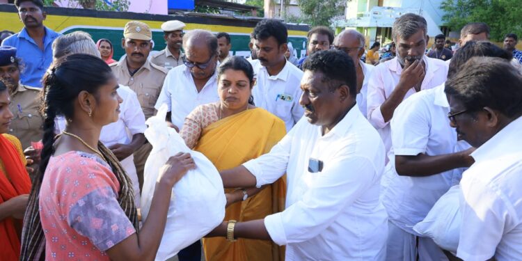 தூத்துக்குடி மழை வெள்ளத்தின் போது அனைவருக்கும் இல்லந்தோறும் அரிசி, உள்ளம் தோறும் மகிழ்ச்சி, அமைச்சர் கீதாஜீவனுக்கு பொதுமக்கள் பாராட்டு